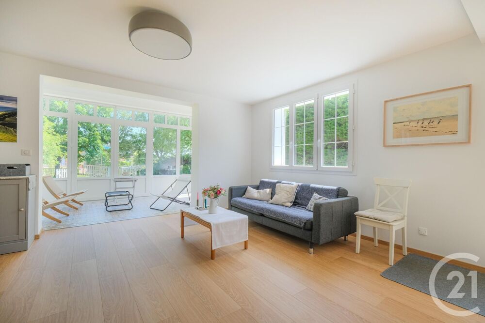 Nichée à Carteret, cette maison entièrement rénovée vous....