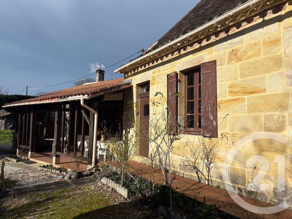 Nichée sur les hauteurs de Montpon sur une parcelle de 1....