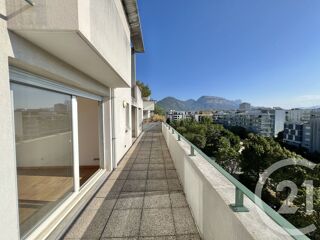  Appartement à louer 3 pièces 103 m²