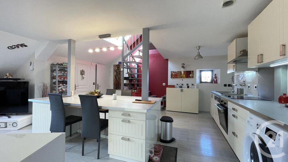 Découvrez ce charmant appartement atypique de 109m² au s....