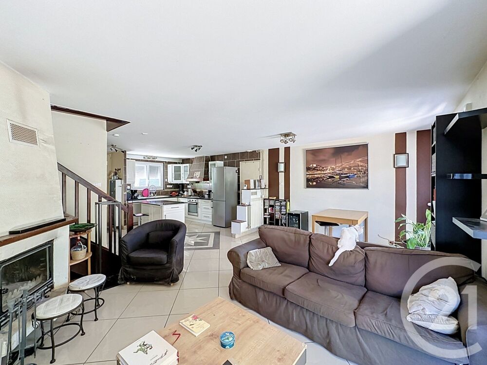 Située à SaintFons (69190), cette maison de 80m² avec ga....