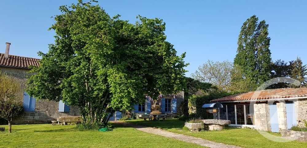 Cette maison ancienne en pierre se situe sur la commune ....
