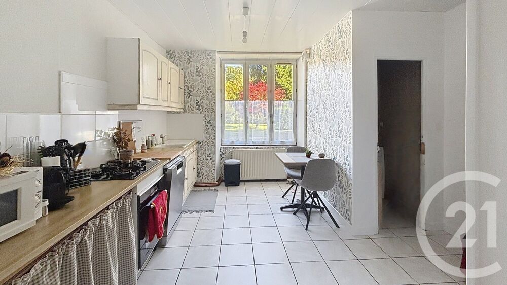 Découvrez cet appartement de 5 pièces situé à Valentigne....