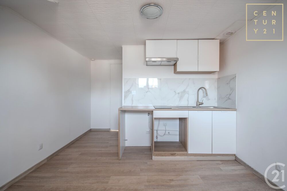 En bref : Studio meublé à louer à Hautmont, situé au....