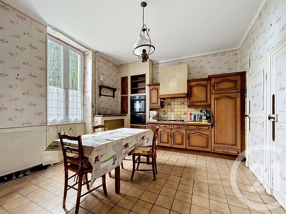 SAINT POURÇAIN SUR SIOULE - Maison comprenant, au rez-de....