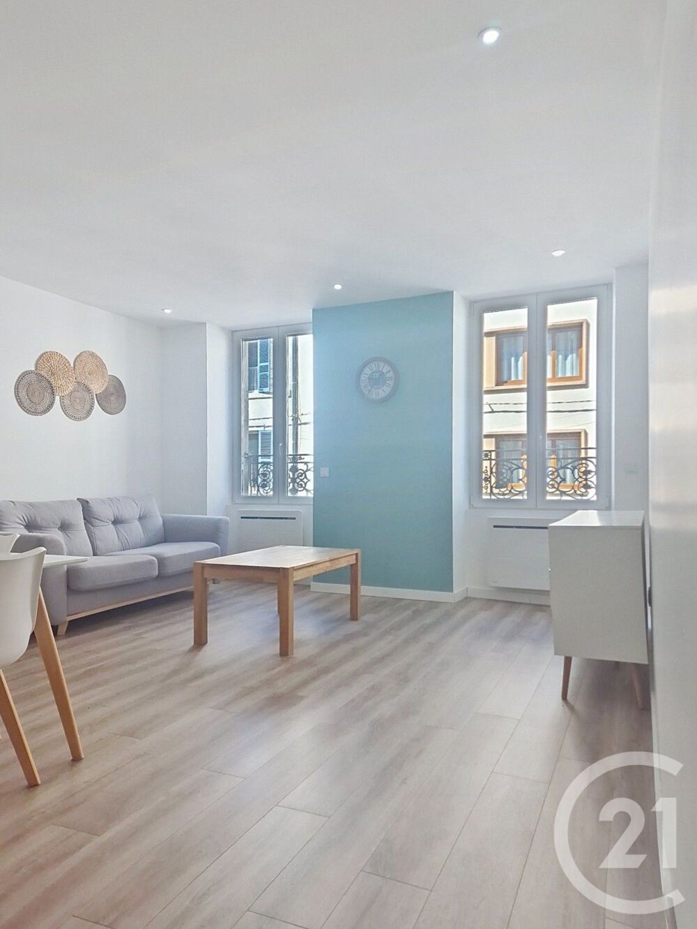 MOREZ: Très beau T2 au 1e étage, de 54m², meublé. Compos....