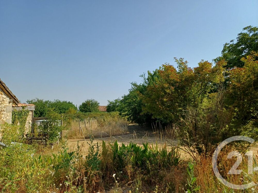 Cette maison de campagne est située entre Sauzé-Vaussais....