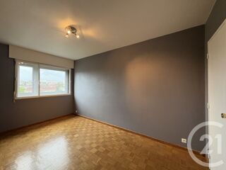  Appartement à louer 3 pièces 77 m²
