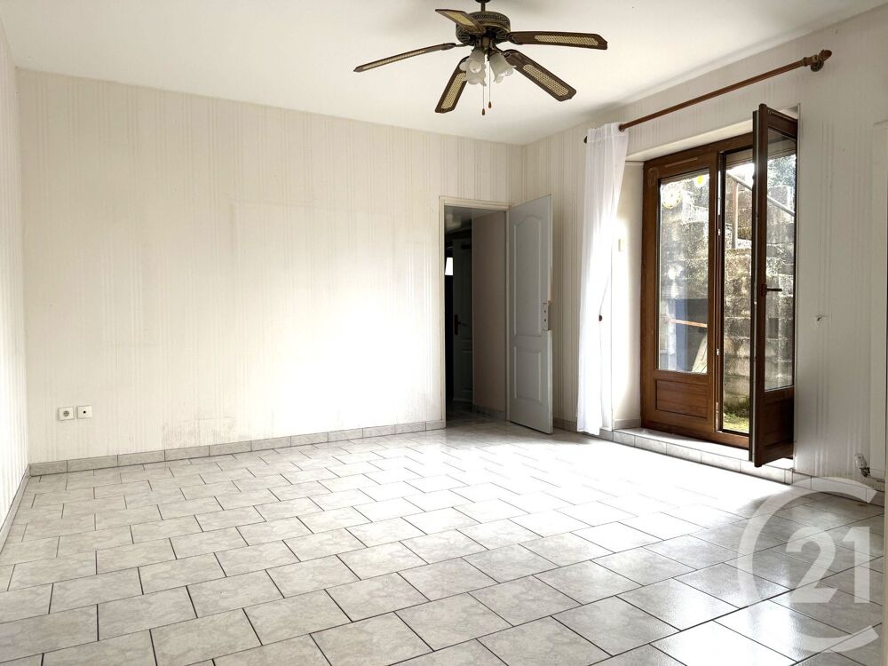 Située au c½ur du village de NARCY, cette maison de 3 pi....