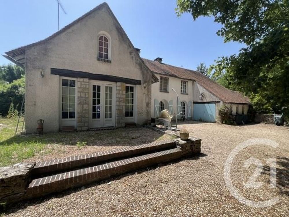A 85 KMS DE PARIS Dans un village calme de la vallée....