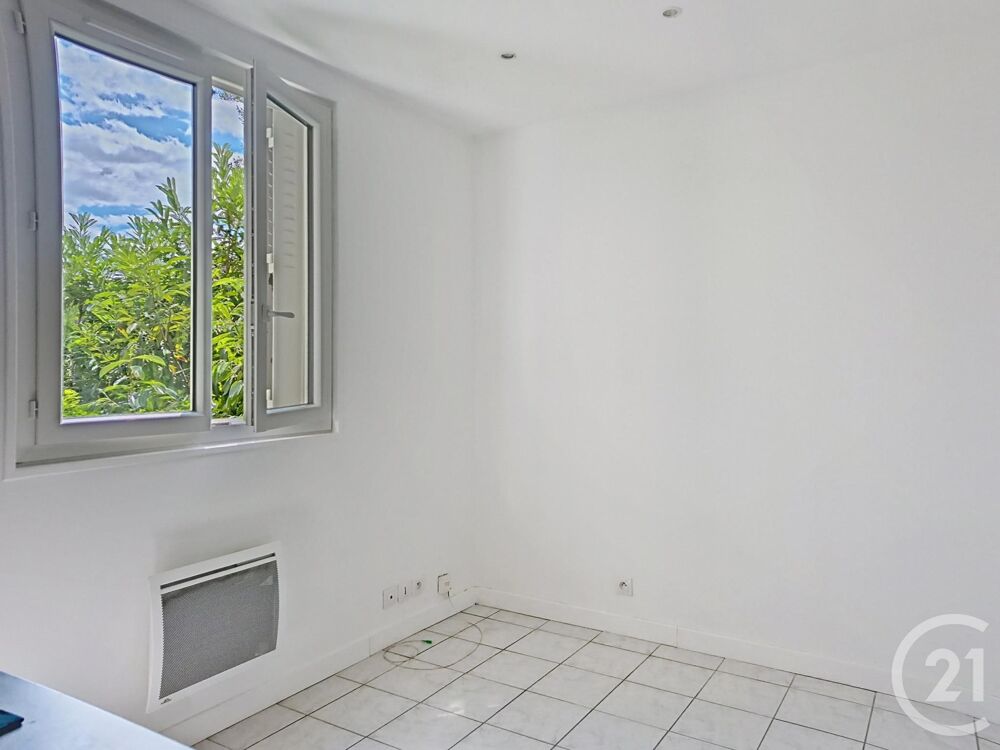 Secteur Village. Dans une petite copropriété, un studio ....