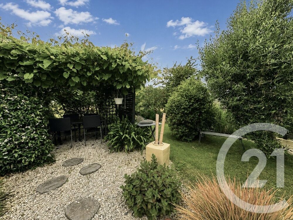 CENTURY 21 DUFEIL INVEST vous propose cette maison récen....