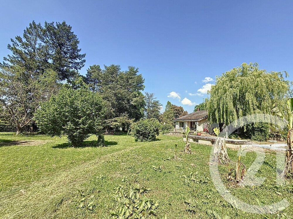 Dans un environnement calme et verdoyant, cette maison à....