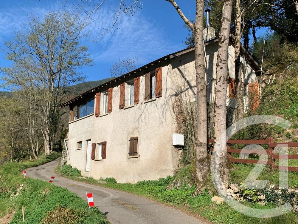 A proximité du village d'Ercé et de ses commodités, cett....