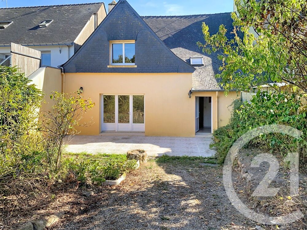 RIEUX, maison de bourg en pierres au pied des commerces,....