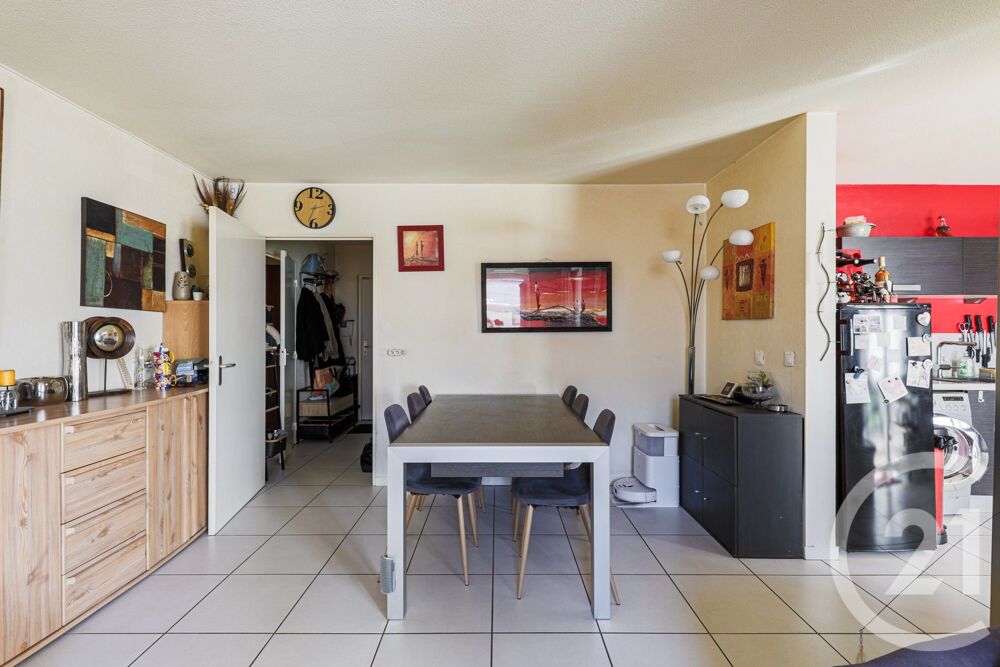 Situé au c½ur de Grenoble (38100), cet appartement peu é....