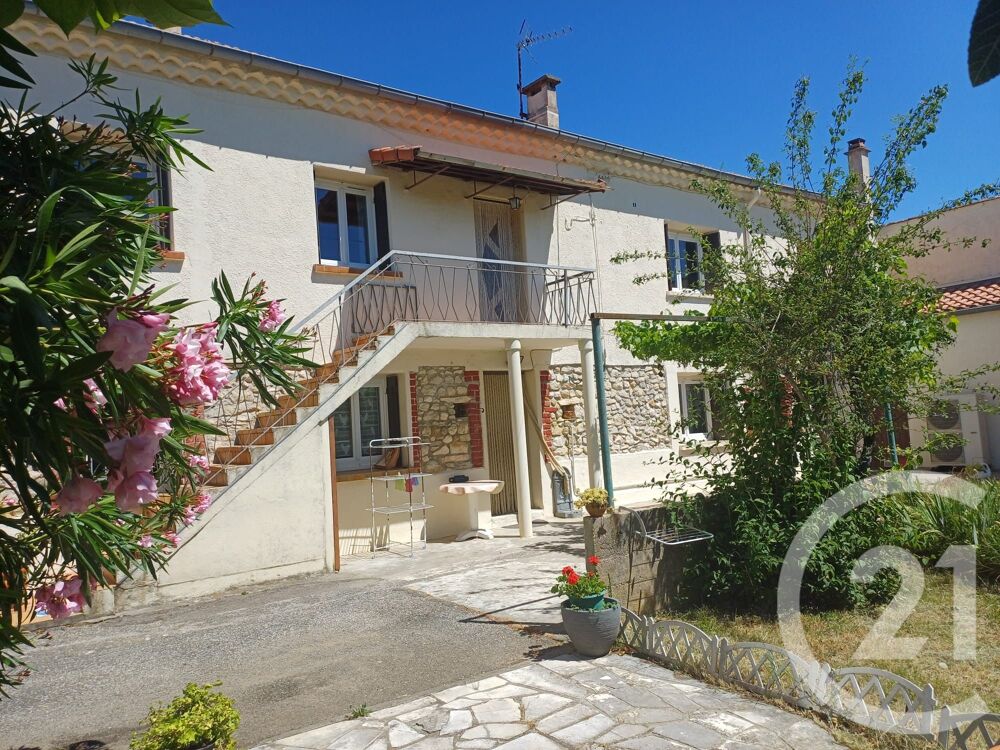 Venez découvrez cette jolie maison familiale mitoyenne d....