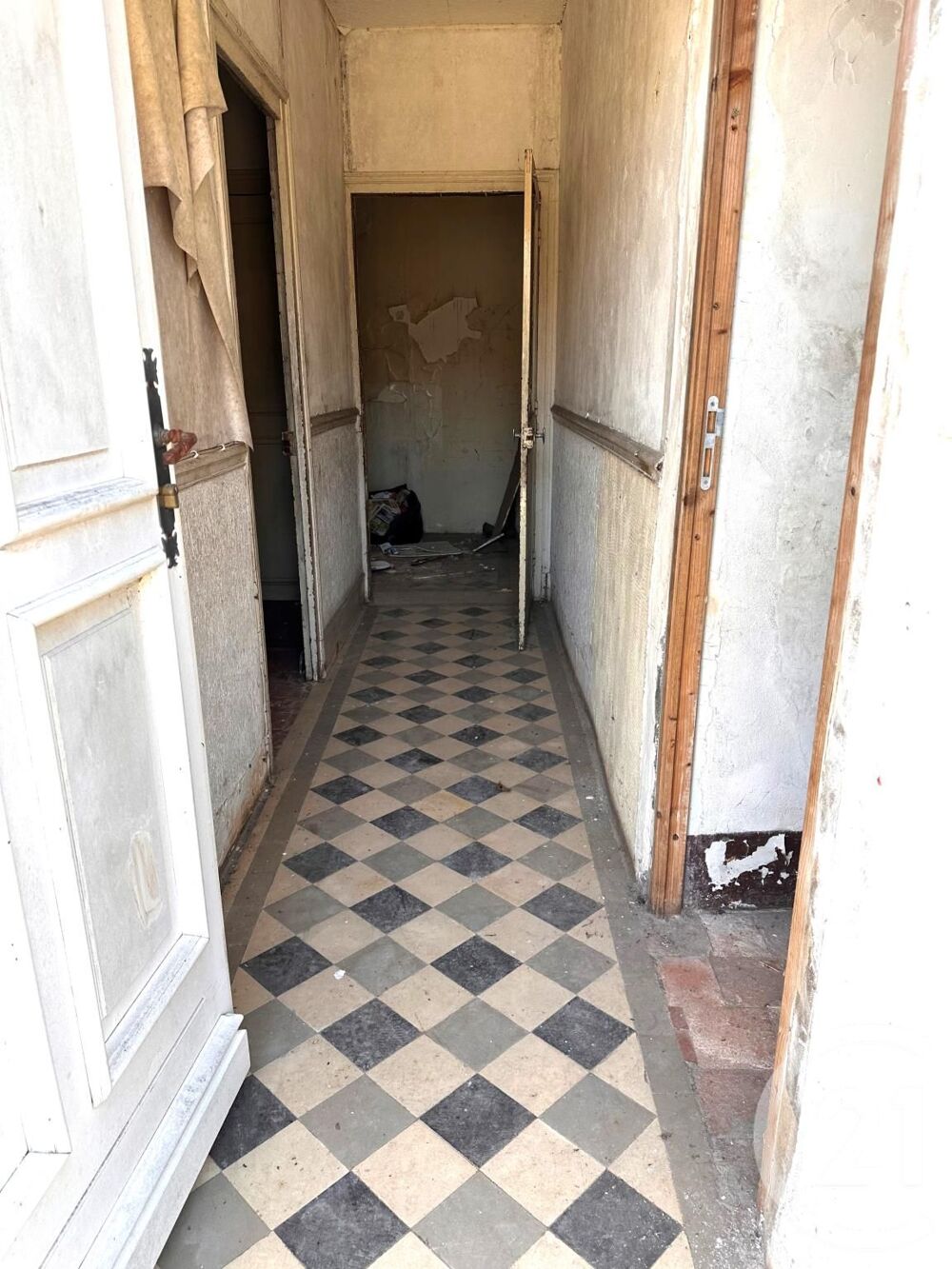Découvrez cette charmante maison à rénover située dans u....