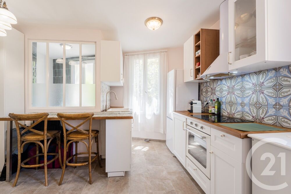 VIEUX NICE - RARE À LA VENTE ! Niché au pied de....