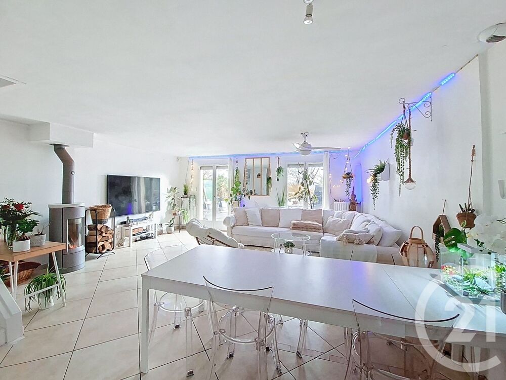 Maison familiale avec piscine, quatre chambres dont une ....