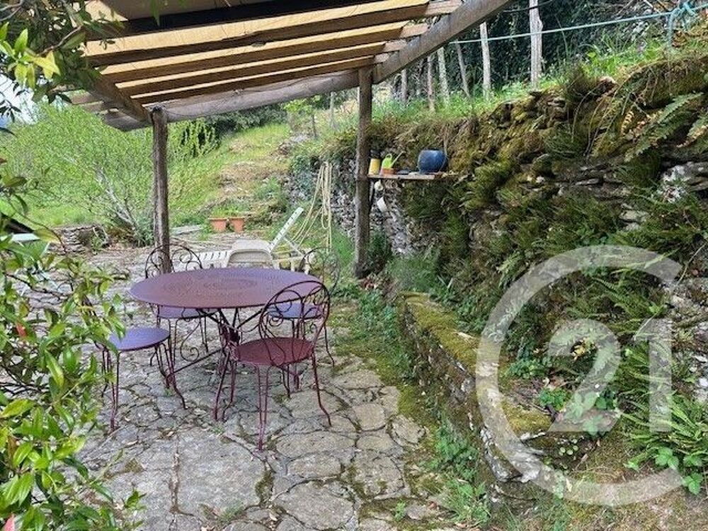 Situé dans un hameau sur les hauteurs, bénéficiant d'une....