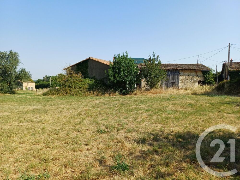 Cet ensemble immobilier, situé dans un village, entre Le....