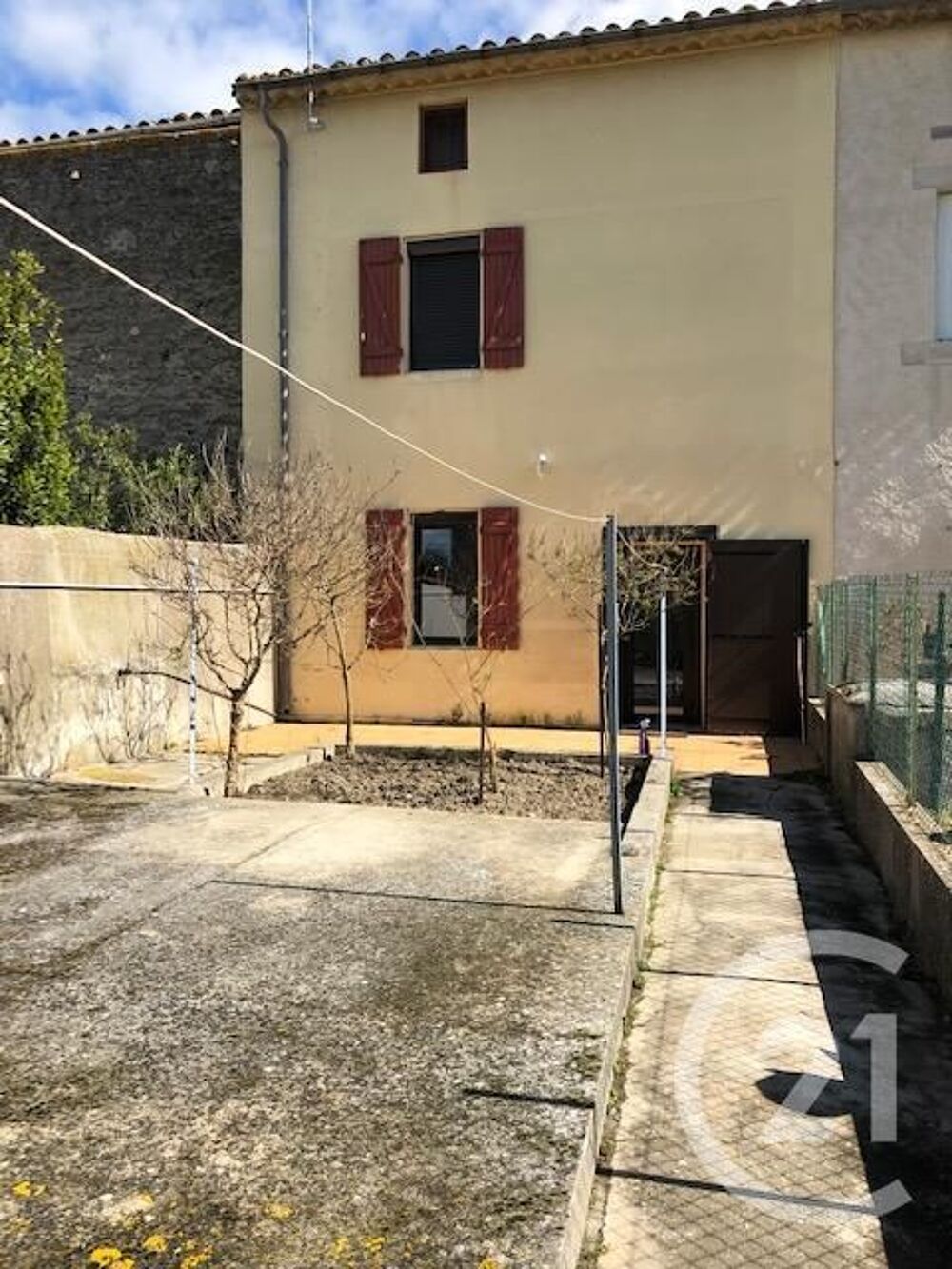 PEZENS. Maison de village récemment rénovée avec jar....