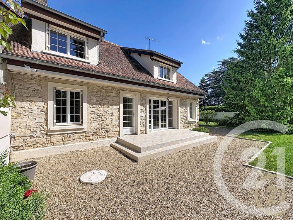 Située à DORMELLES, cette belle maison plein de caractèr....
