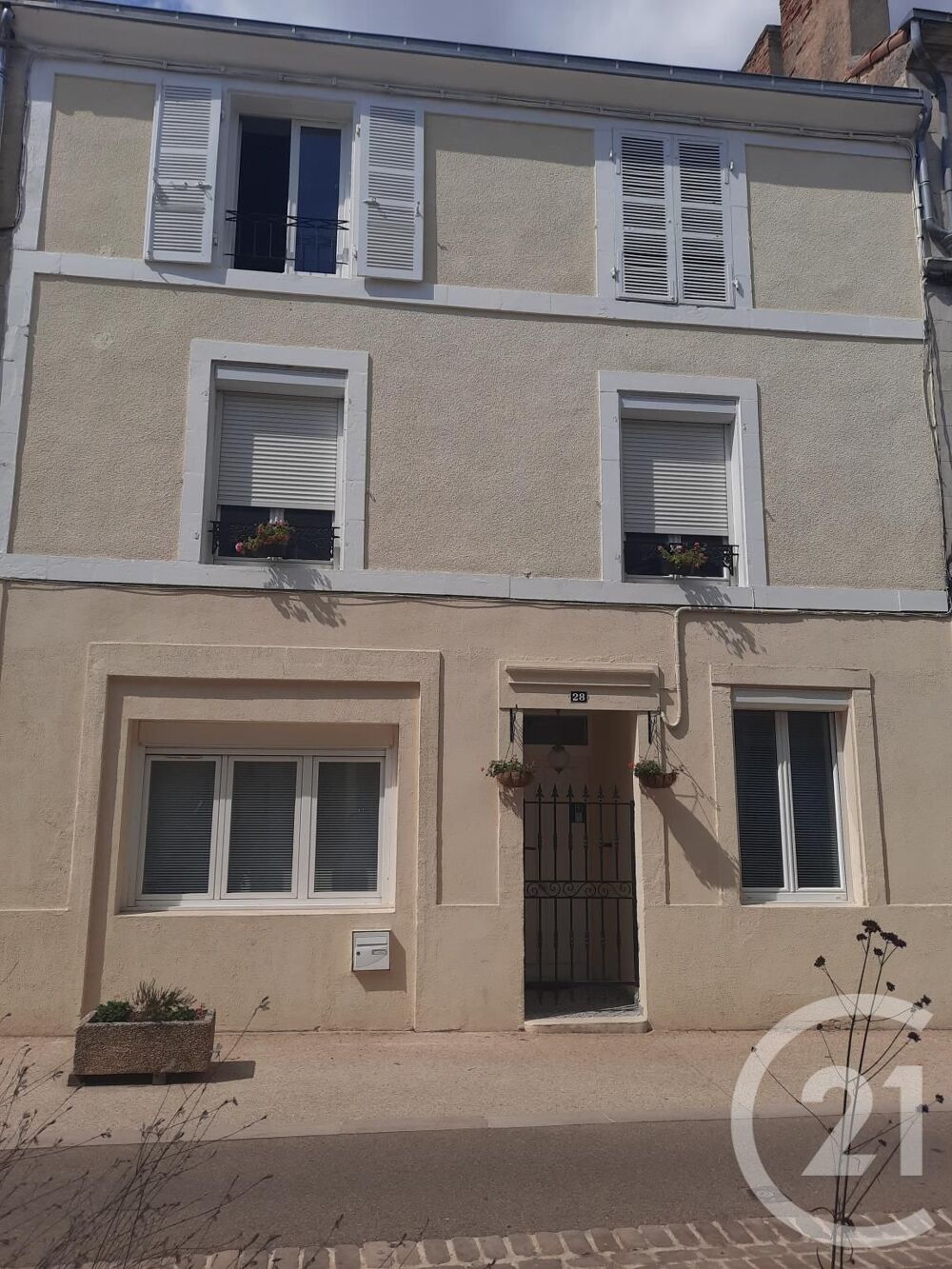 A SAUZE-VAUSSAIS, cette maison de bourg joliment rénovée....