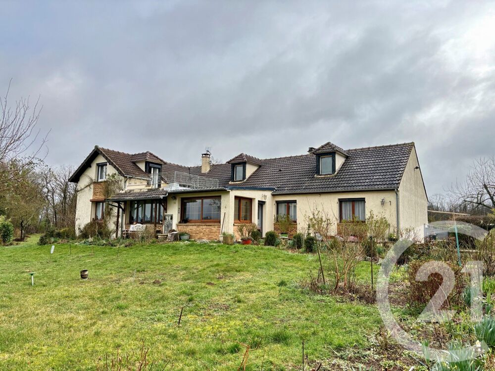 Située à Chaintreaux, cette maison de 200m² habitables v....