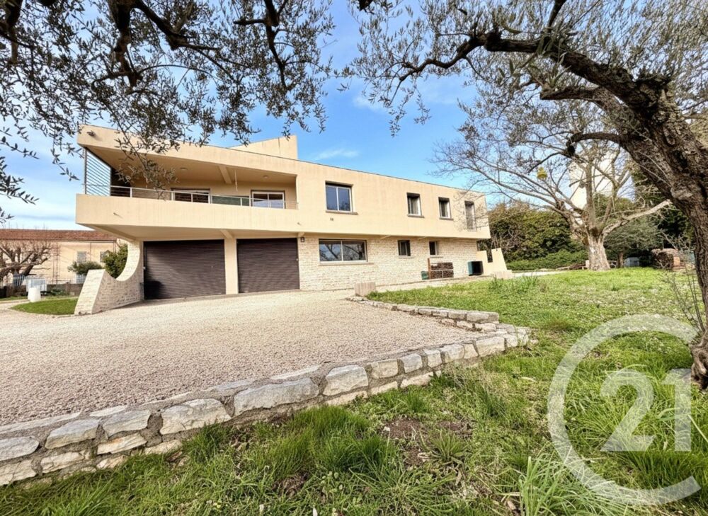 Idéalement située à Méjannes-Les-Alès, cette villa d'arc....