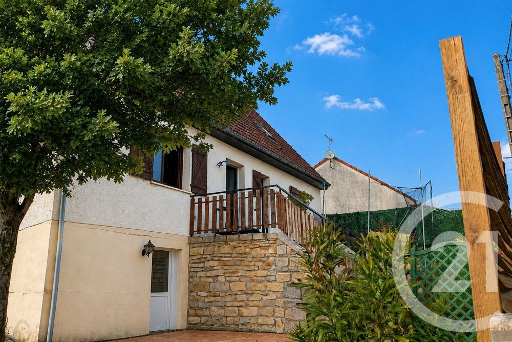 Découvrez cette charmante maison sur 3 niveaux, offrant ....