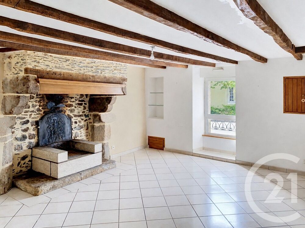 RIEUX, maison de bourg en pierres au pied des commerces,....