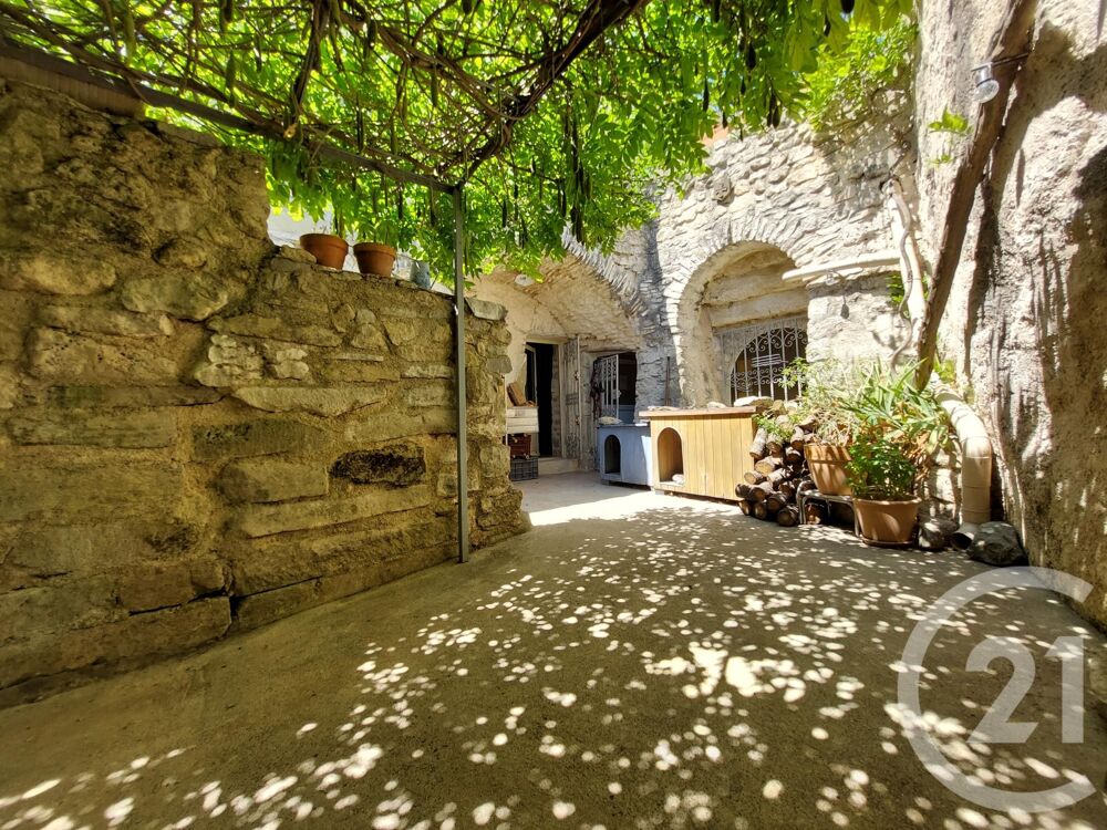 Proche d'Uzès, au c½ur du charmant village de Belvezet, ....
