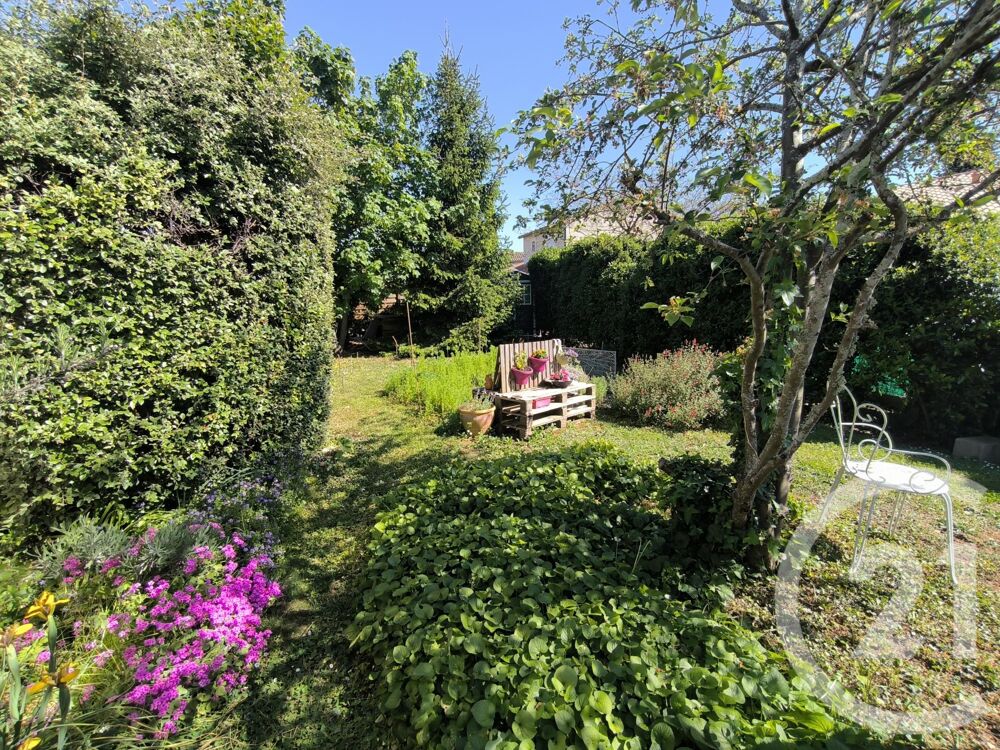 Beaucoup de Charme pour cet ensemble immobilier de plain....