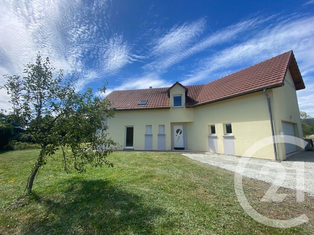 Nichée sur un terrain de 15 ares, cette maison construit....