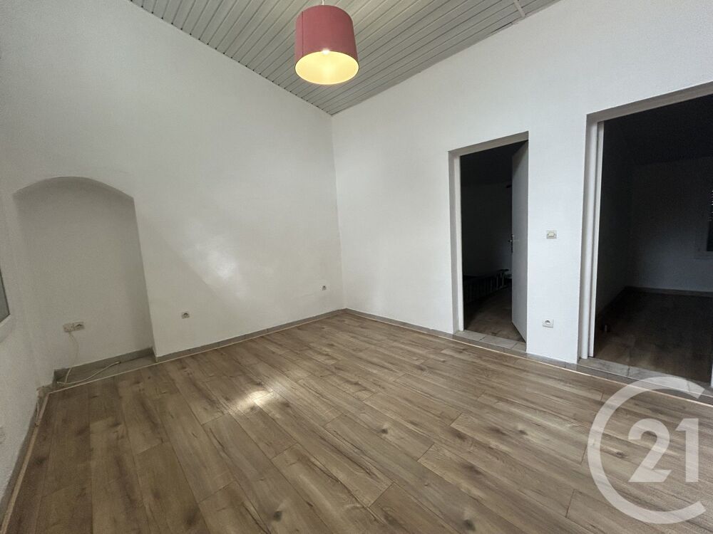 Situé au deuxième étage d'un immeuble en c½ur de ville, ....