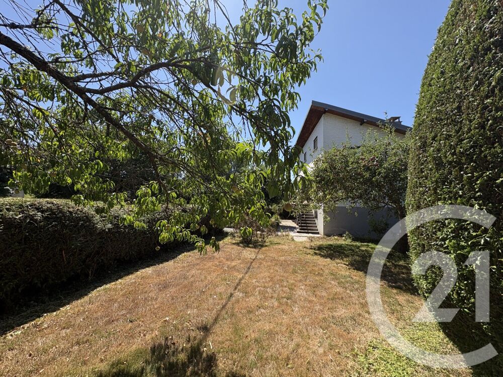 Située dans un secteur calme de Lougres, cette maison in....