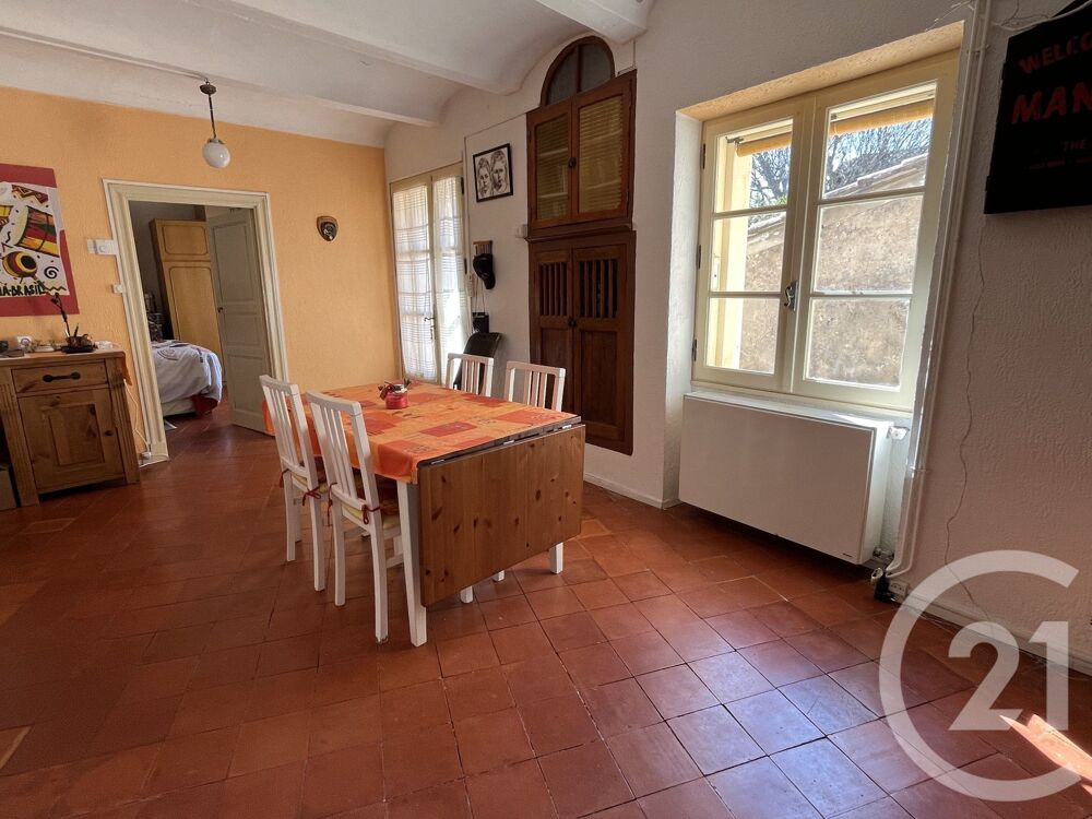 Venez découvrir cette maison de village en pierre située....