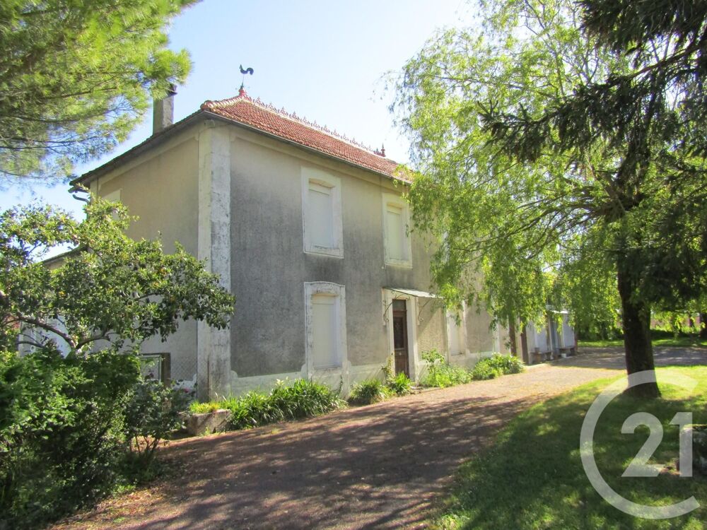 VALDELAUME, une maison ancienne comprenant une entrée, ....