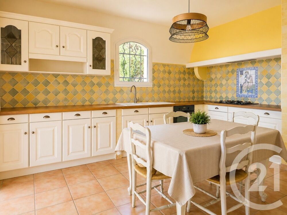 OLLIOULES LA COURTINE Villa de 225 m² avec piscine, ap....