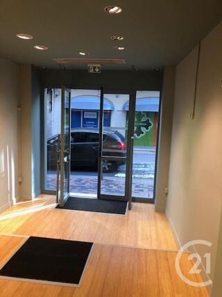  Appartement à louer 8 pièces 100 m²