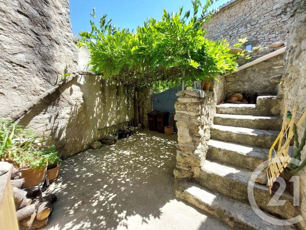 Proche d'Uzès, au c½ur du charmant village de Belvezet, ....