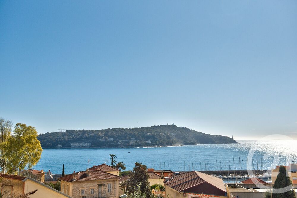 VILLEFRANCHE-SUR-MER: Dans petite copropriété située sur....