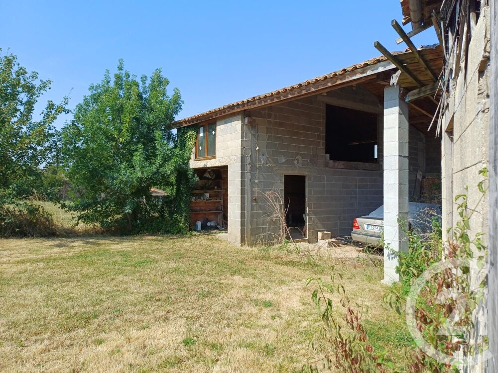 Cet ensemble immobilier, situé dans un village, entre Le....