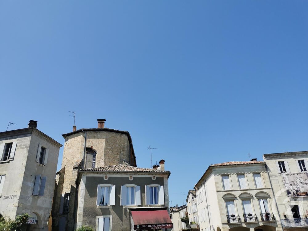 Découvrez cet appartement meublé idéalement situé en cen....
