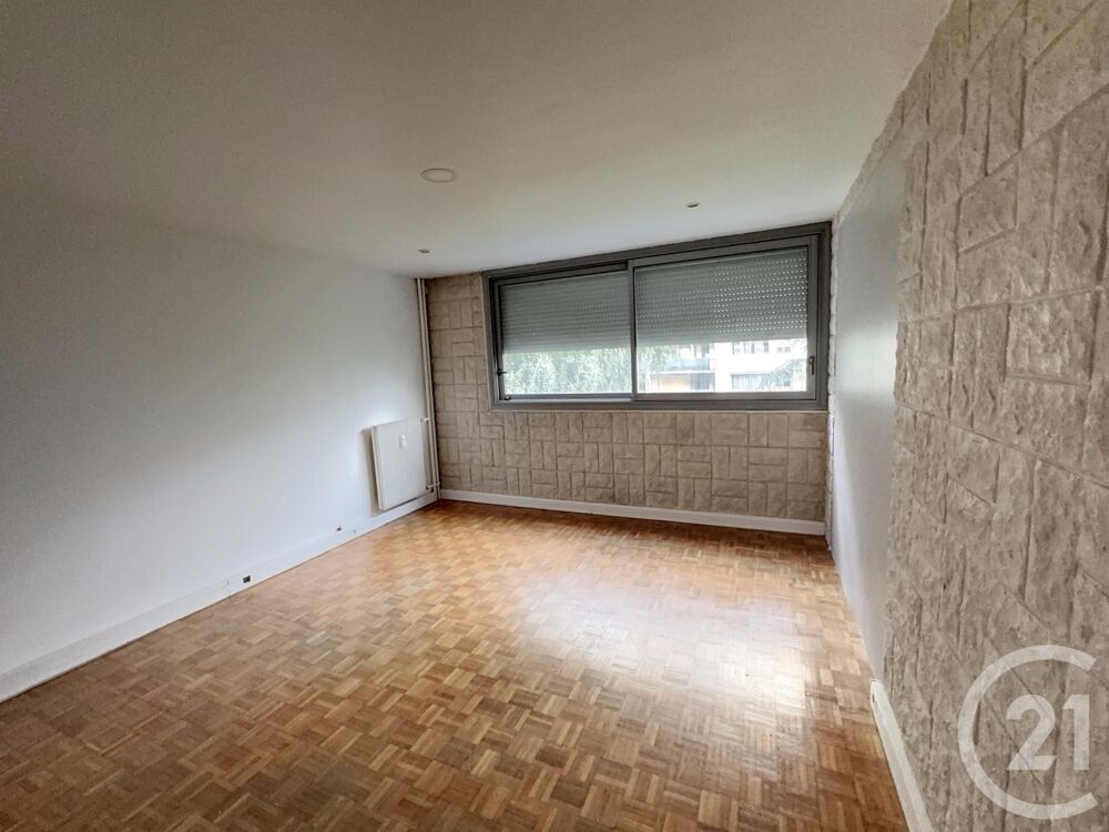 Situé au Blanc Mesnil, cet appartement de deux pièces es....