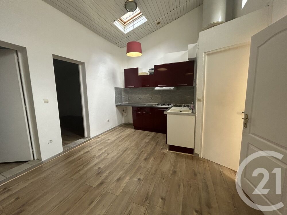 Situé au deuxième étage d'un immeuble en c½ur de ville, ....