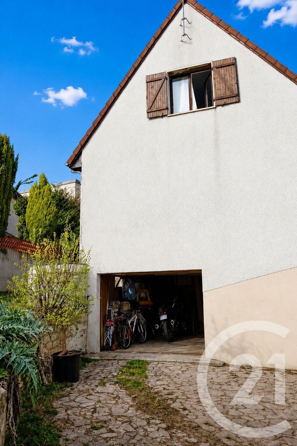 Découvrez cette charmante maison sur 3 niveaux, offrant ....