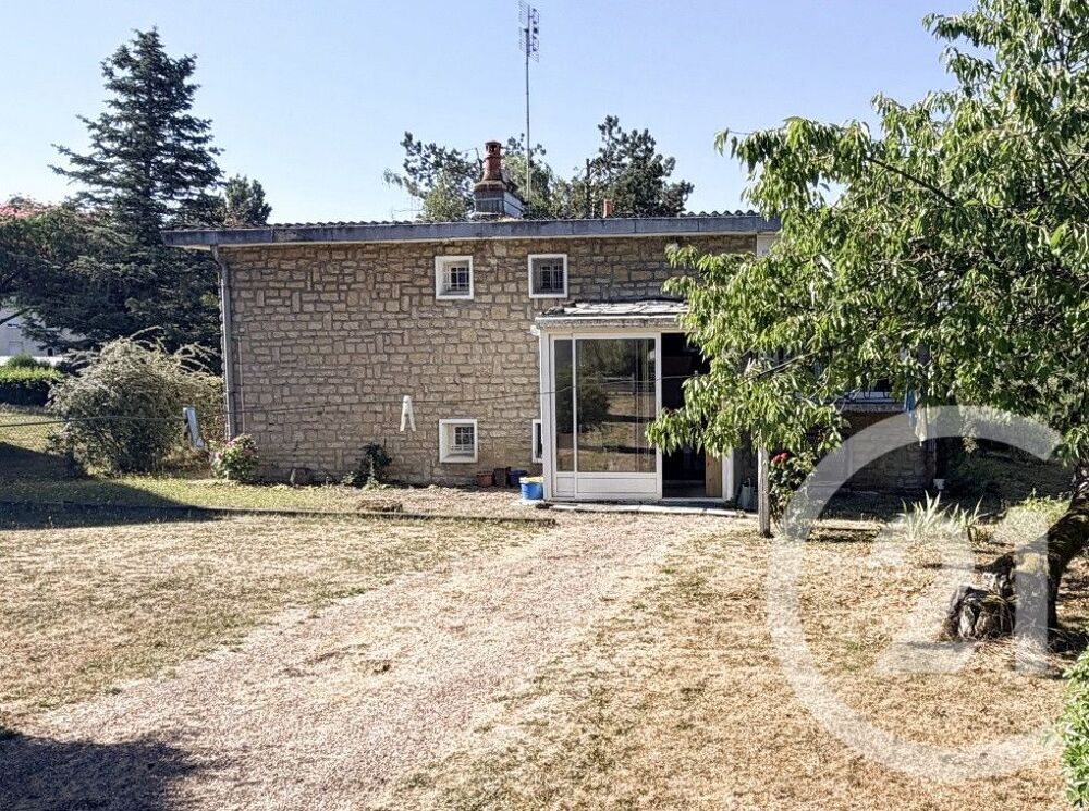 En plein c½ur de Prémery, maison de 104m², offrant un sé....